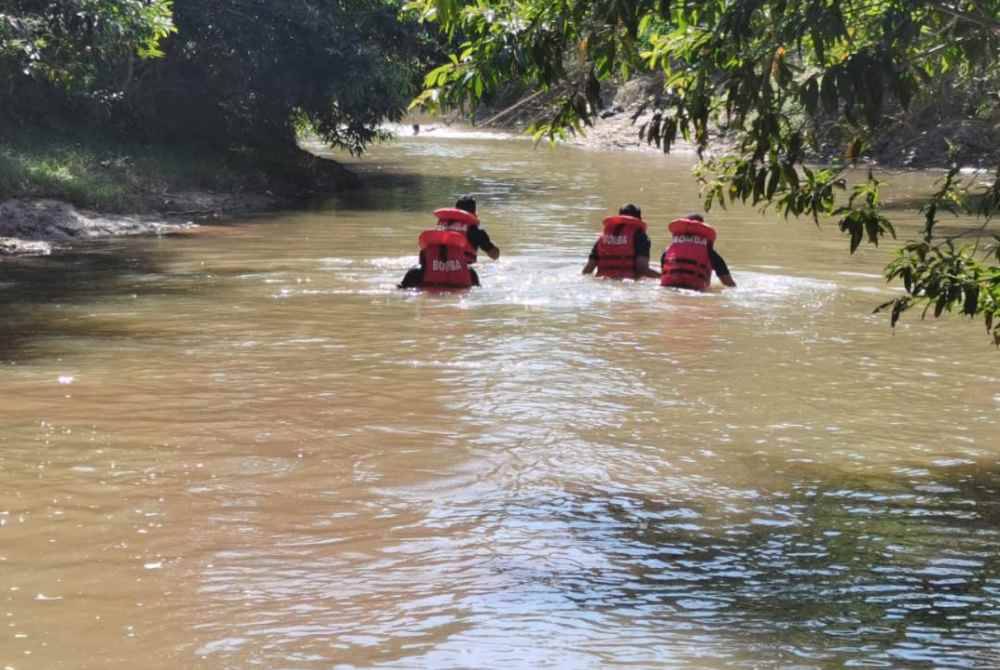 Bomba yang tiba selepas menerima panggilan kecemasan berhubung kejadian hanyut dibawa arus.