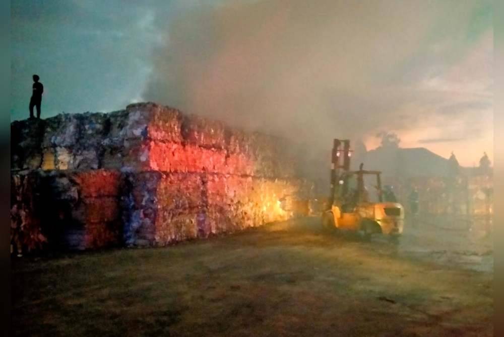 Bongkah kertas yang diletakkan di luar sebuah gudang di Jalan Tasek, Kampung Jawa Sempit di Nibong Tebal terbakar dalam kejadian jam 7.36 malam Rabu.