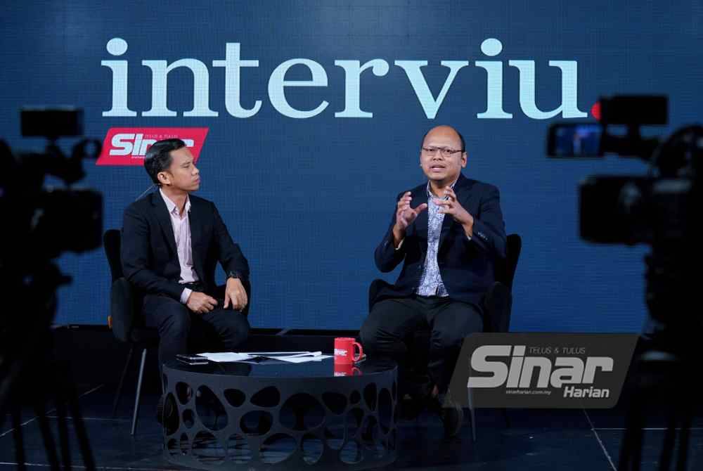 Mohd Sedek (kanan) pada Program Interviu bertajuk 'Ringgit: Siapa Bertanggungjawab? yang dihoskan Haizir Othman di Kompleks Kumpulan Karangkraf pada Rabu. Foto Sinar Harian MOHD HALIM ABDUL WAHID