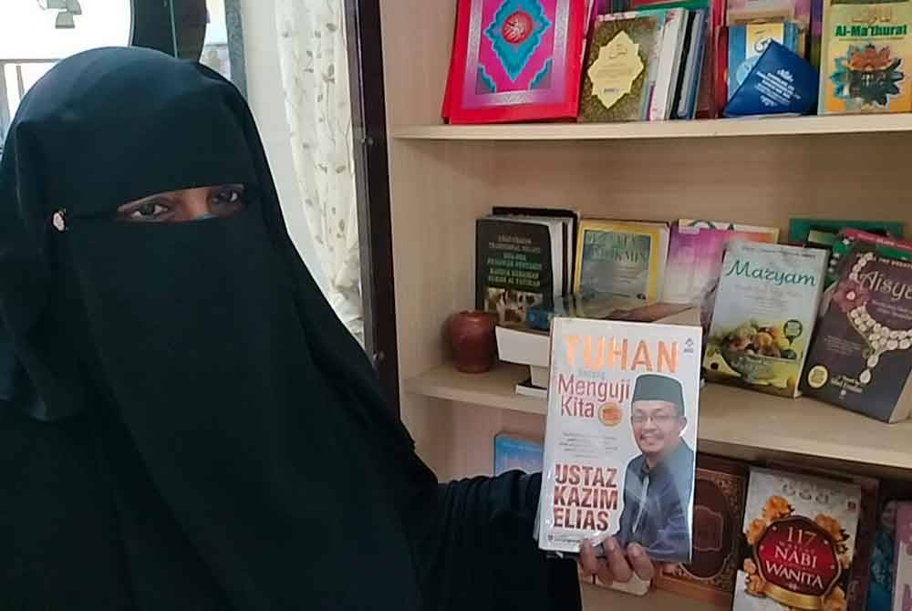 Rahimah menunjukkan koleksi buku motivasi yang disimpan dijadikan rujukan.