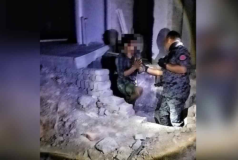 Seorang warga Bangladesh ditahan pegawai imigresen ketika menyorok di dalam longkang.