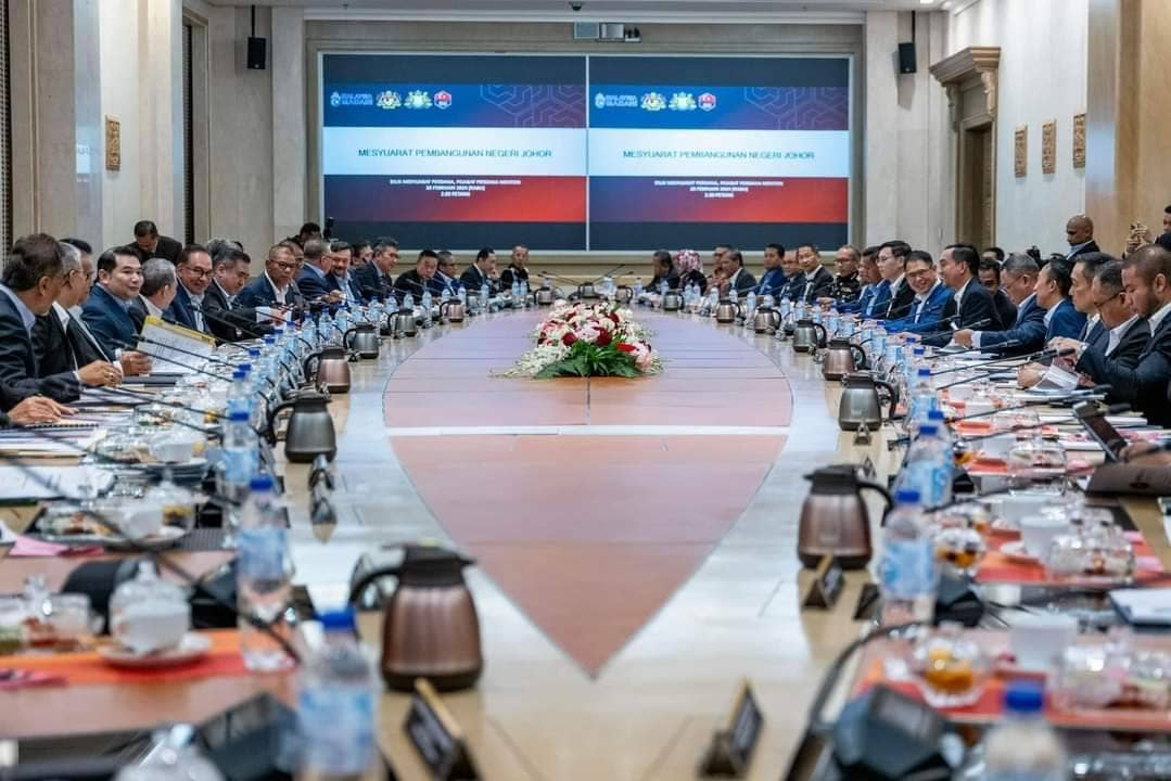 Anwar mempengerusikan Mesyuarat Pembangunan Negeri Johor yang dihadiri kerajaan Johor dan 12 menteri Kabinet di Putrajaya pada Rabu.