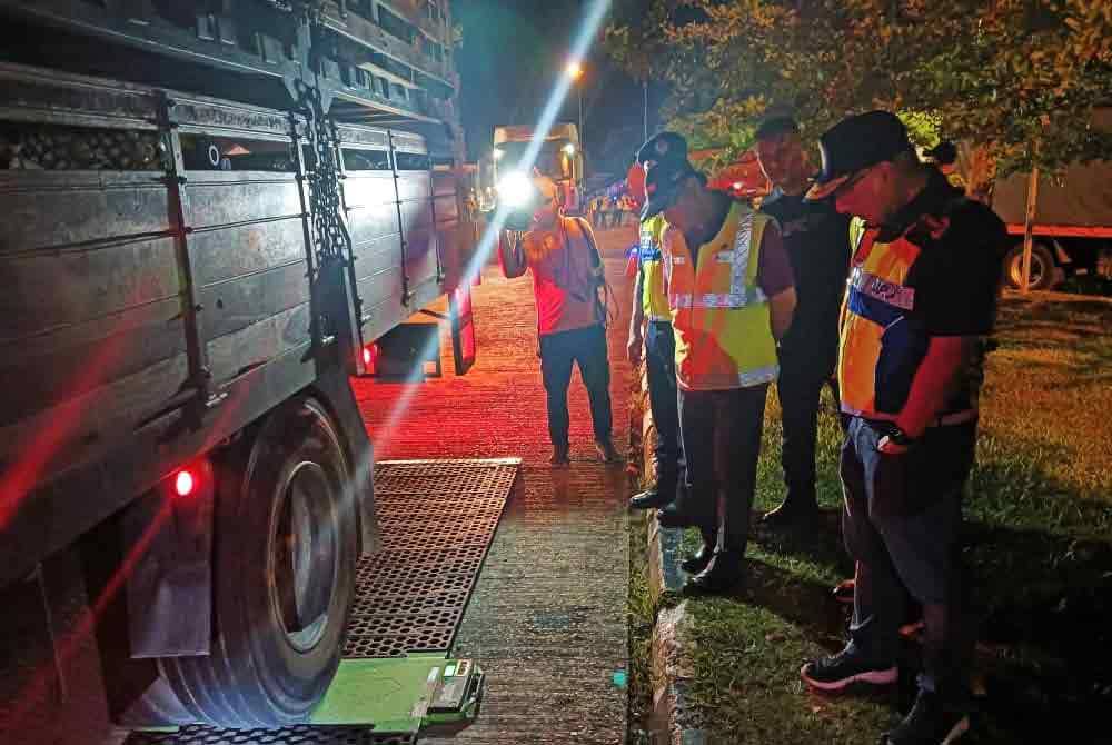 Lokman melihat proses pemeriksaan had berat lori yang dilakukan di Plaza Tol Skudai, Johor Bahru pada malam Rabu.