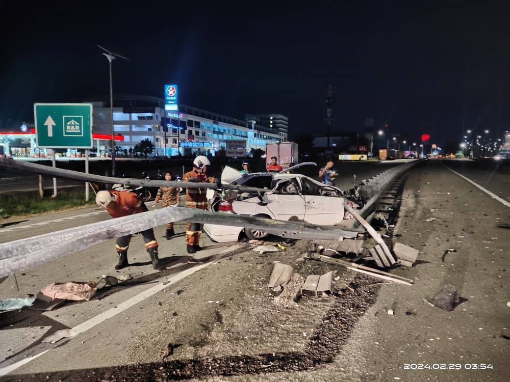 Kereta dipandu mangsa remuk teruk selepas dipercayai terbabas sendiri lalu melanggar pembahagi jalan.