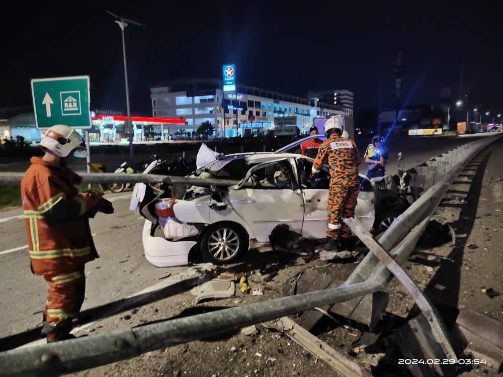 Kejadian berlaku pada jam 3.43 pagi berhampiran kawasan Rehat dan Rawat Juru di Kilometer 141 Lebuhraya Utara Selatan.
