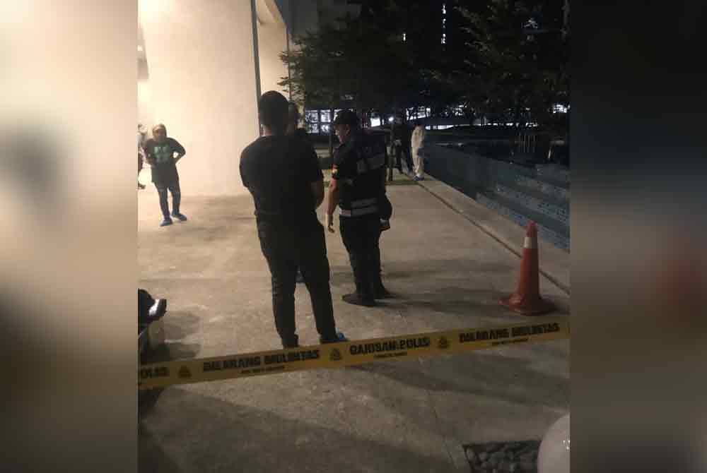 Polis menjalankan siasatan di lokasi kejadian di sebuah kondominium di Setia Alam, Shah Alam pada Rabu.