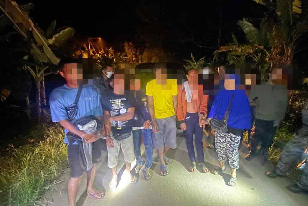 Antara warga asing yang ditahan JIM Pahang dalam serbuan ke atas beberapa rumah kongsi pekerja ladang sawit sekitar Maran pada awal pagi Rabu.