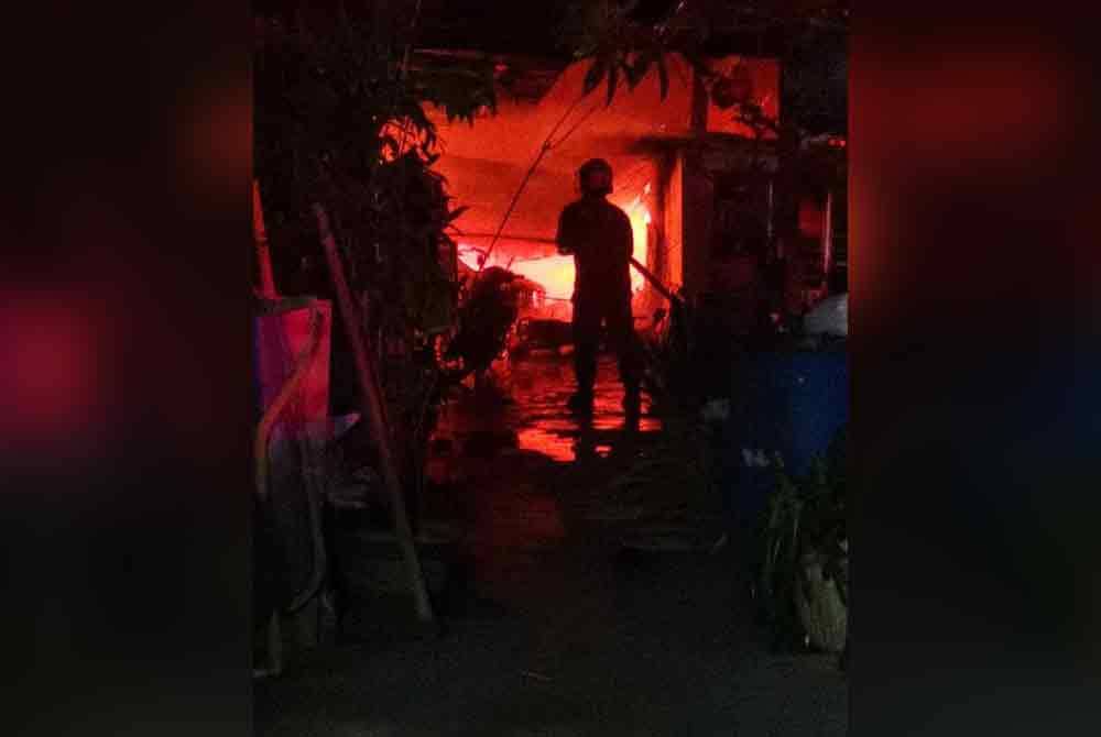 Peratusan kebakaran dianggarkan sebanyak 90 peratus rumah manakala bengkel musnah 80 peratus. Foto JBPM