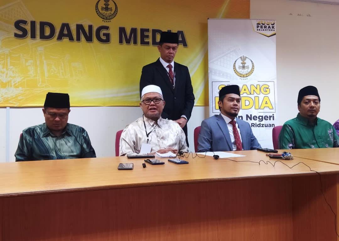 Razman (duduk, dua dari kiri) bersama ADUN pembangkang ketika mengadakan sidang akhbar di Bilik Sidang Media DUN Perak, di sini pada Khamis. 