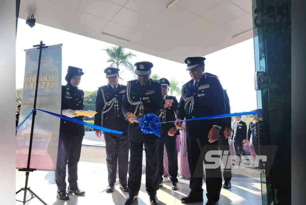 Allaudeen (tengah) merasmikan Balai Polis Presint 11, Putrajaya pada Khamis.