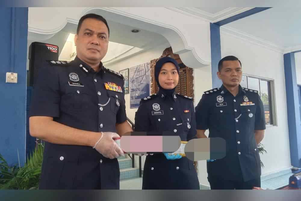 Shahrulnizam (tengah) menunjukkan pas penerbangan yang diubah suai untuk dimasukkan bungkusan dadah sebelum dijual di pasaran.