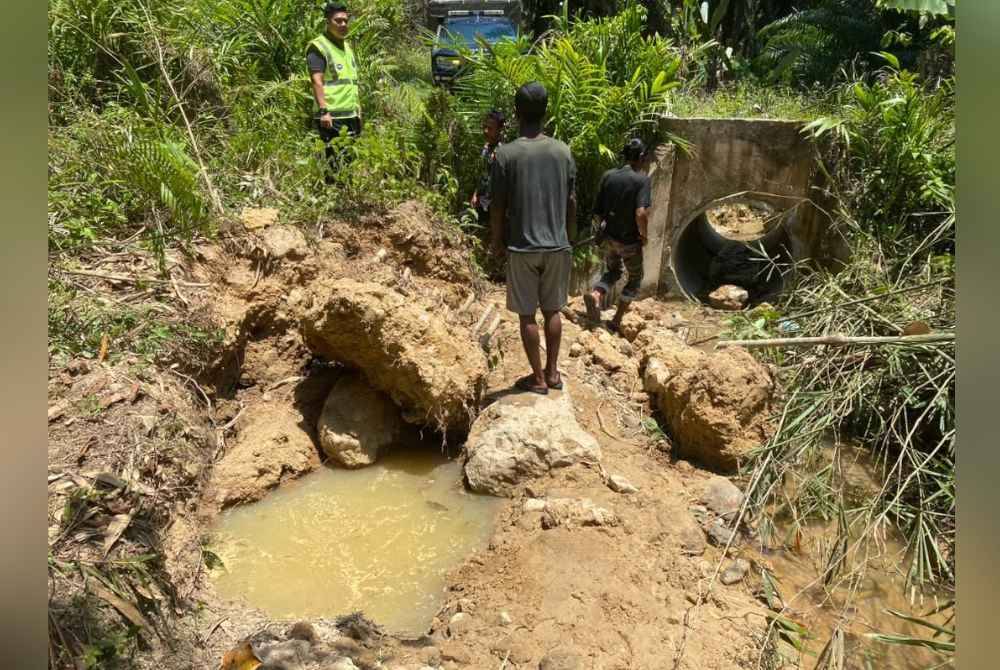 Lokasi kejadian mangsa tertimbus ketika mendulang emas di Kampung Pantos, Sungai Koyan pada Rabu.