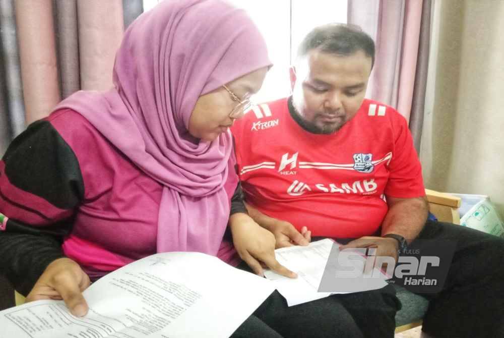 Noreen dan suaminya, Mohamed Khairul Idhham Khairuddin. melihat surat mengenai penyakit Khayla.