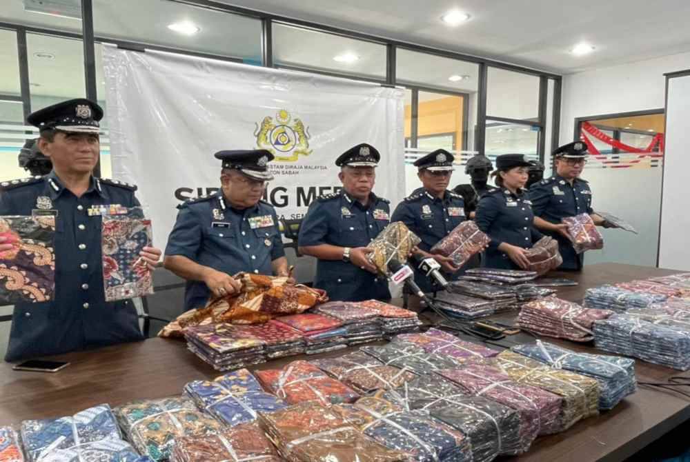 Antara kain sarung yang dirampas kastam di sebuah gudang di Jalan Kolombong, Kota Kinabalu.