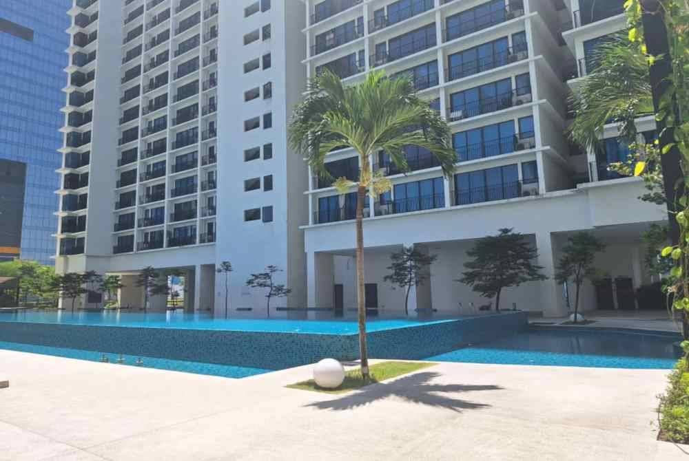 Keadaan di sekitar kawasan kolam renang lokasi mangsa dipercayai jatuh selepas ditolak kekasihnya di kondominium dekat Setia Alam.