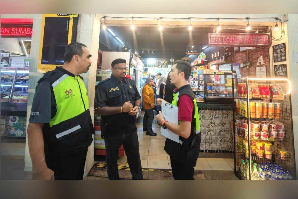 Nur Muhammad Bakhtir (kiri) dan Veerapan (dua dari kiri) mendengar penerangan daripada pegawai PERKESO berkenaan operasi diadakan pada Khamis.