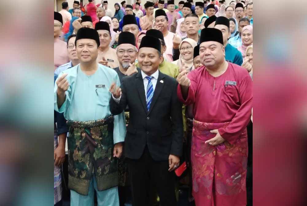 Aznan (hadapan, tengah) pada Majlis Muafakat Kasih Warga Pendidikan Johor Bersama Exco Pendidikan pada Khamis.