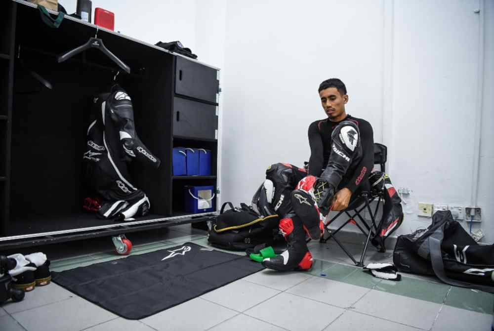 Hafizh Syahrin menyiapkan diri sebelum sesi latihan tertutup di Litar Antarabangsa Sepang kelmarin. Foto Bernama
