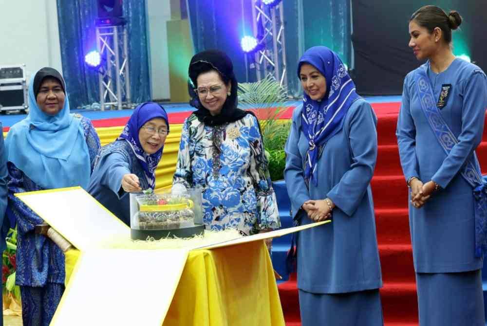 Raja Zarith Sofiah (dua dari kanan) berkenan melakukan gimik Majlis Perasmian Penutup 'World Thinking Day' (WTD) 2024 Persatuan Pandu Puteri di Dewan 2020 hari ini. Foto Bernama