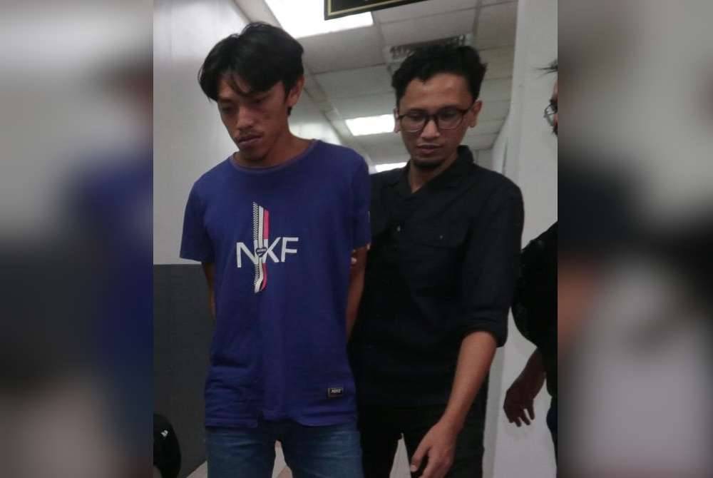 Sadiyo (kiri) dihadapkan ke Mahkamah Sesyen pada Khamis atas kesalahan memiliki lima ekor murai batu tanpa kebenaran.