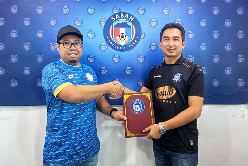 Mohd Joh menyerahkan dokumen kerjasama pintar Sabah FC dengan Lotto kepada Amirul Syafiq di Kota Kinabalu pada Khamis.