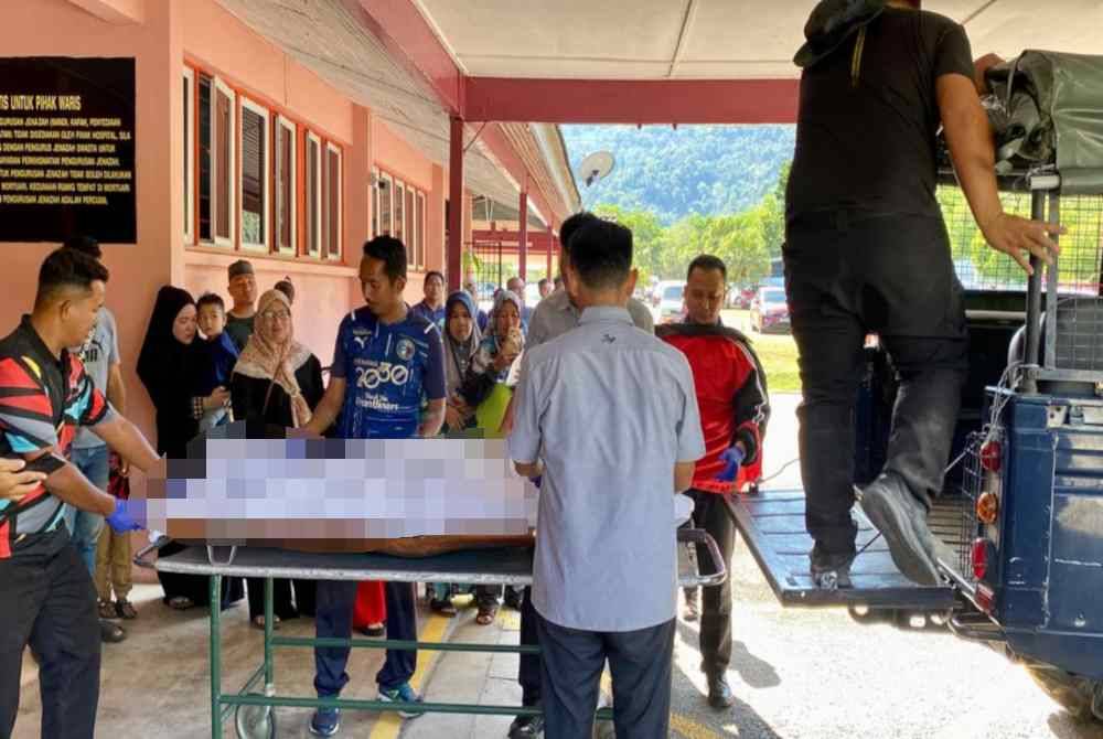 Jenazah anggota polis yang maut dibawa keluar dari Hospital Sik untuk dibawa ke Hospital Sultanah Bahiyah, Alor Setar bagi tujuan bedah siasat pada petang Khamis.