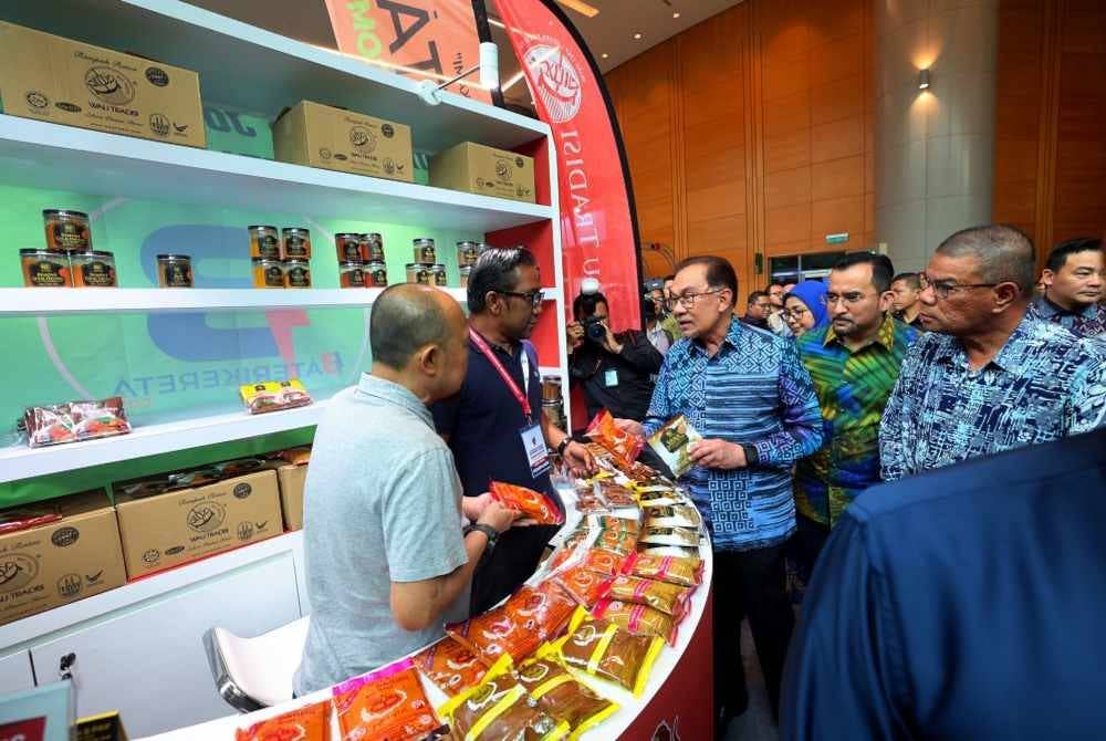Anwar meluangkan masa melawat reruai jualan dan pameran pada Kongres Ekonomi Bumiputera 2024 (KEB 2024) di Pusat Konvensyen Antarabangsa Putrajaya (PICC) hari ini. Foto Bernama