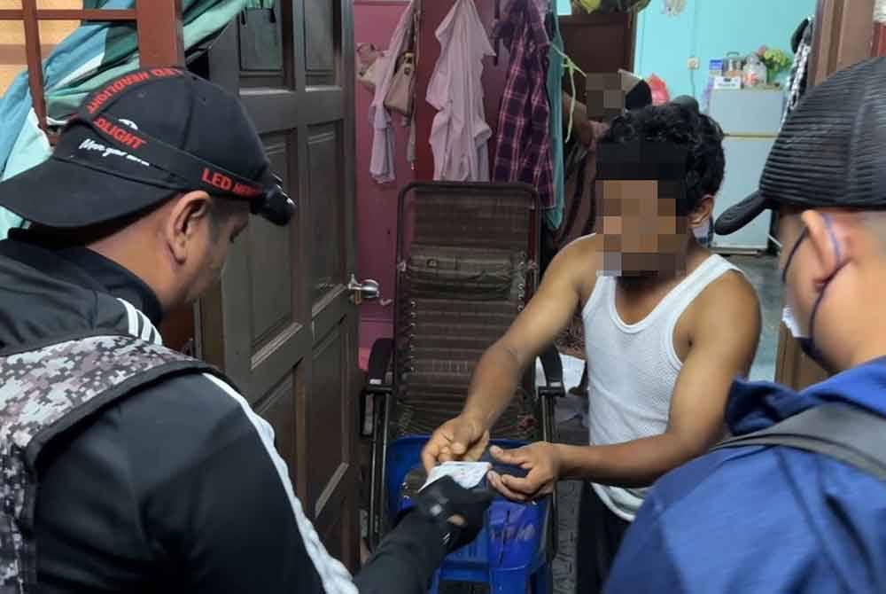 Penempatan etnik Rohingya di sebuah taman perumahan di Sikamat di sini yang didakwa hampir 20 tahun menjadi perkampungan etnik berkenaan diserbu pihak berkuasa dalam satu operasi bersepadu pada Khamis.