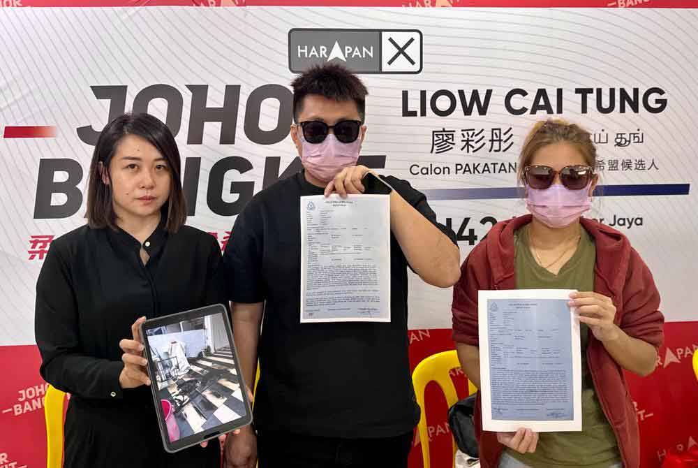 Ling Ling (kanan) menunjukkan salinan laporan polis dibuat selepas diugut along di Pejabat ADUN Johor Jaya, Johor Bahru pada Jumaat