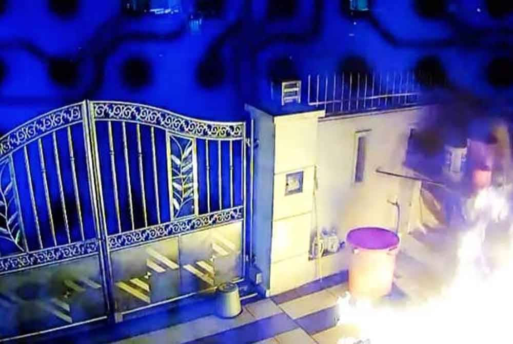 Halaman rumah juru jual dibaling bom petrol sehingga terbakar di Taman Johor Jaya, Johor Bahru pada Jumaat