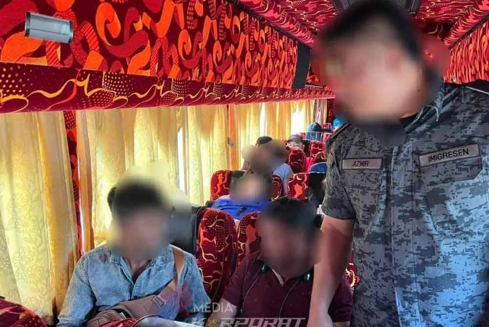 Pihak JIM turut melakukan pemeriksaan di atas bas. - foto JIM Johor