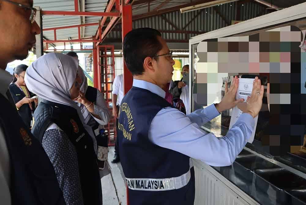 JKNK mengeluarkan notis penutupan sebuah premis makan berikutan tidak mencapai tahap kebersihan ditetapkan dalam Operasi Bersepadu Siri1/2024 di daerah Kota Setar, Sik dan Baling pada Rabu. Foto Ihsan JKNK