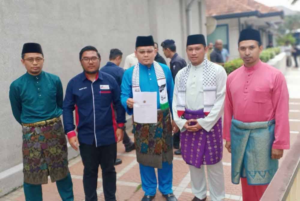 Ahmad Fahmi (tengah) bersama wakil pertubuhan bukan kerajaan (NGO) selepas sesi penyerahan memorandum kepada wakil kedutaan Amerika Syarikat di Jalan Tun Razak pada Jumaat.