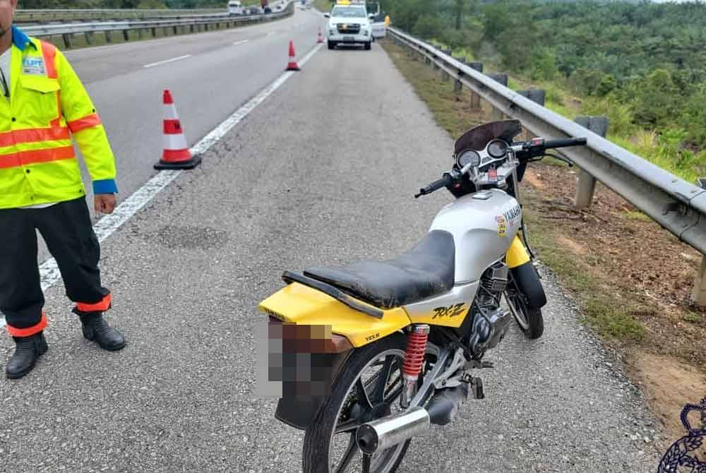 Keadaan motosikal Yamaha RXZ ditunggang mangsa selepas berlaku kemalangan.