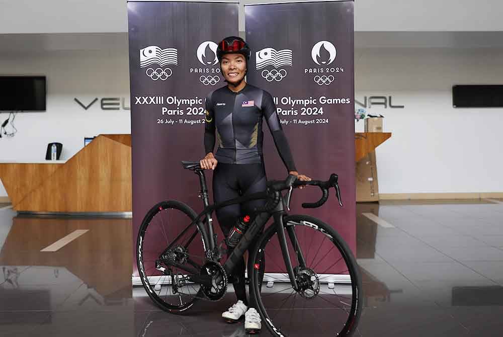 Nur Aisyah bersama basikalnya selepas bertemu Hamidin di Velodrom Nasional, Nilai pada Jumaat.