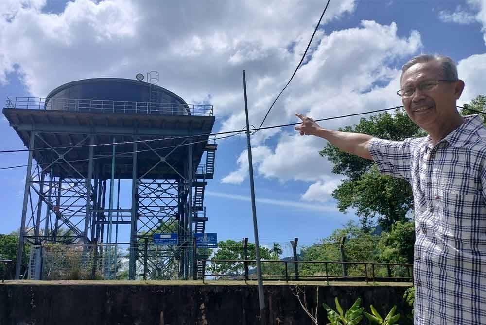 Salah seorang penduduk menunjukkan tangki air di Taman Gurun Jaya, Gurun, Kedah.