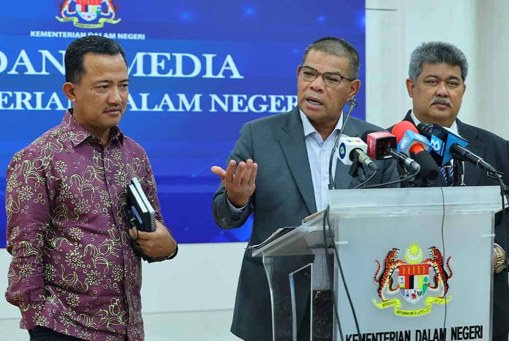 Saifuddin (tengah) ketika sidang media di Kementeriannya di Putrajaya hari ini. Foto Bernama