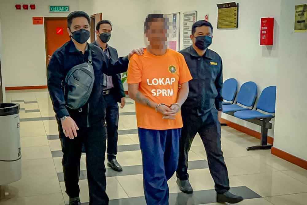 Pemilik syarikat (tengah) dibawa ke Mahkamah Majistret Shah Alam pada Jumaat.