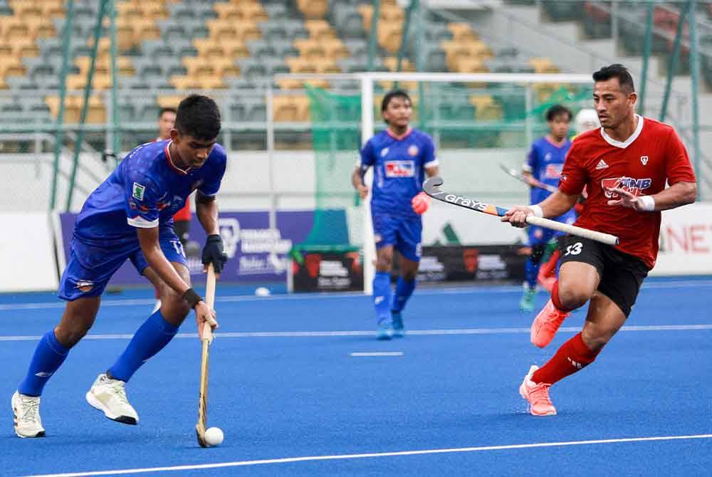 Pemain Kuala Lumpur City, Dheeressh Gunaseelan mengawal bola ketika diasak pemain TNB, Muhammad Firhan Ashaari pada perlawanan suku akhir Kejohanan Hoki Piala TNB di Stadium Hoki Nasional Bukit Jalil pada Jumaat. Foto Bernama