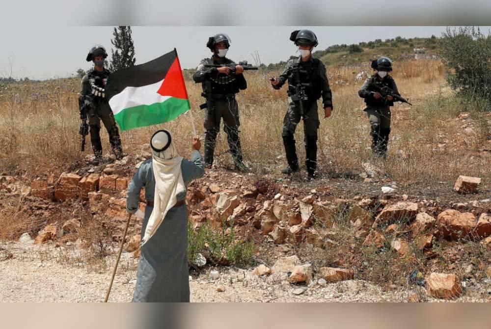 Penduduk Palestin mempertahankan tanah milik mereka daripada dirampas rejim Zionis.