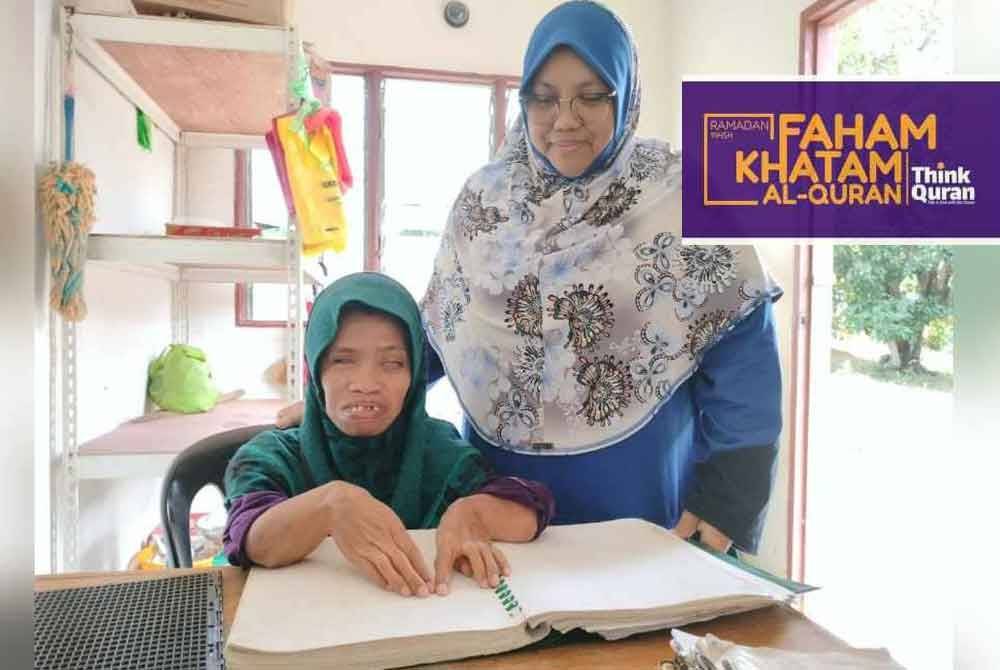Noor Ashikin bersama pengurus pusat berkenaan, Hasliana Hassan (kanan).