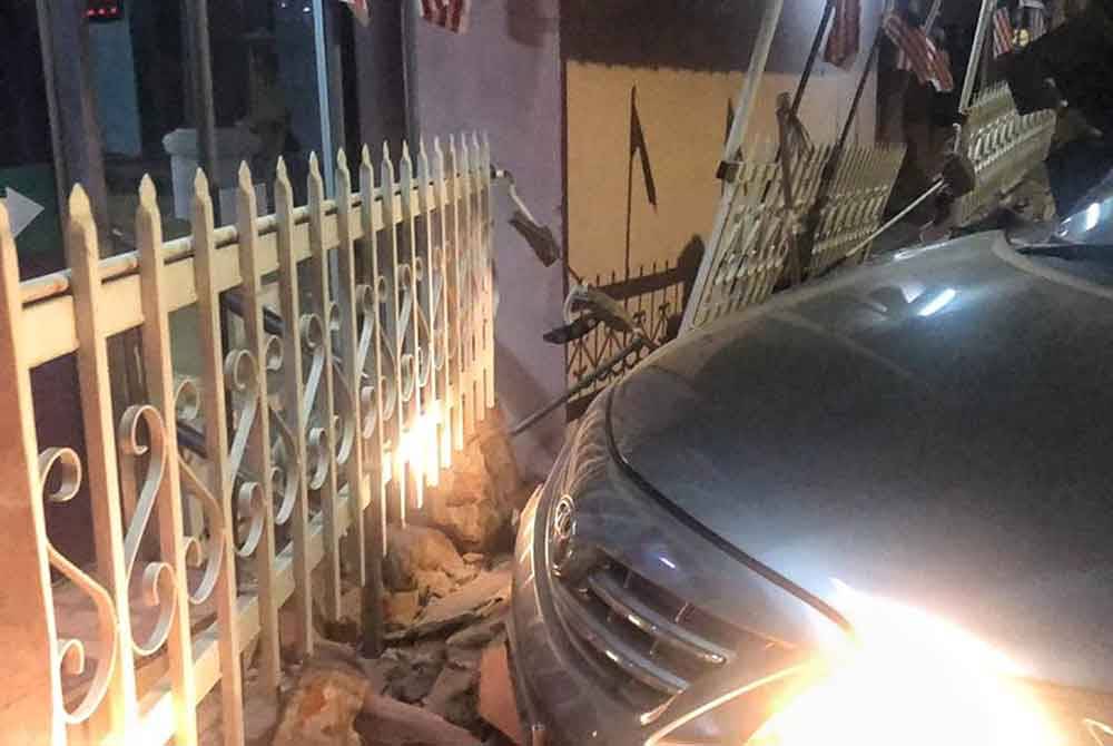 Sebahagian tembok masjid runtuh dirempuh kereta berkenaan.