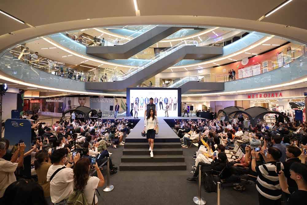 Acara pelancaran rasmi kedai perdana camel active.