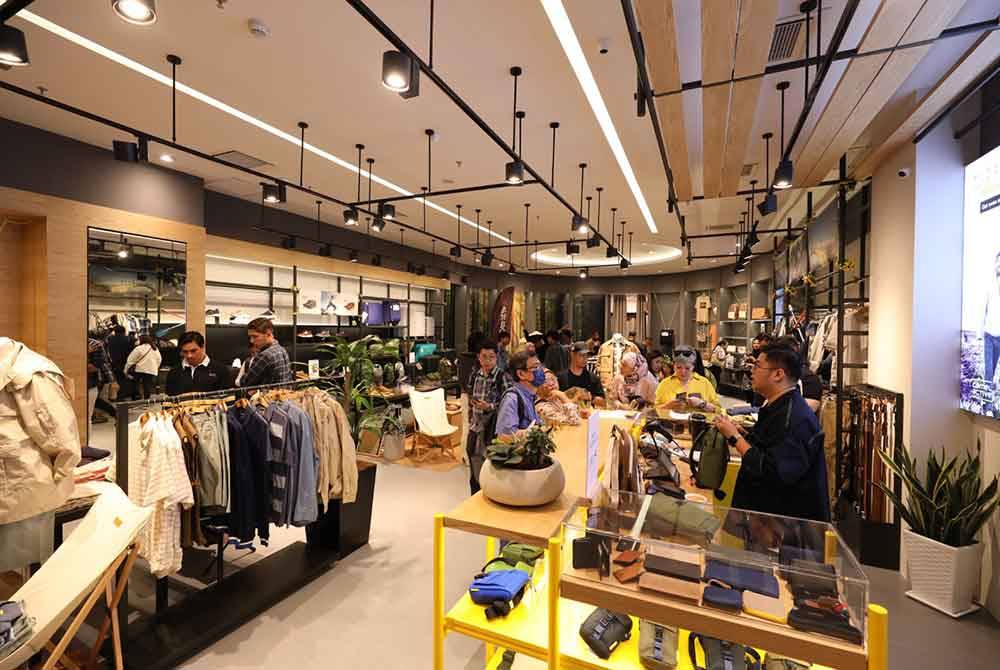 Suasana dalam kedai semasa pelancaran premis itu.