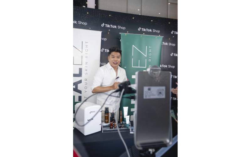 Healez HQ dan Fatimah Traditional Recipe sedang giat memperkenalkan produk masing-masing sempena pertandingan penstiman langsung anjuran TikTok Shop-MDEC 