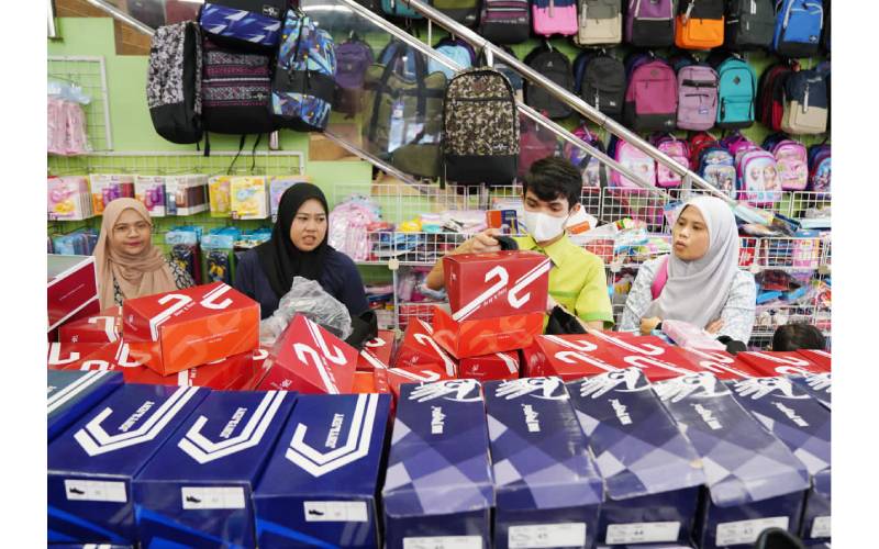 Pelbagai kelengkapan persekolahan lain turut ditawarkan kepada para pelanggan di Pusat Pakaian Hari-Hari.