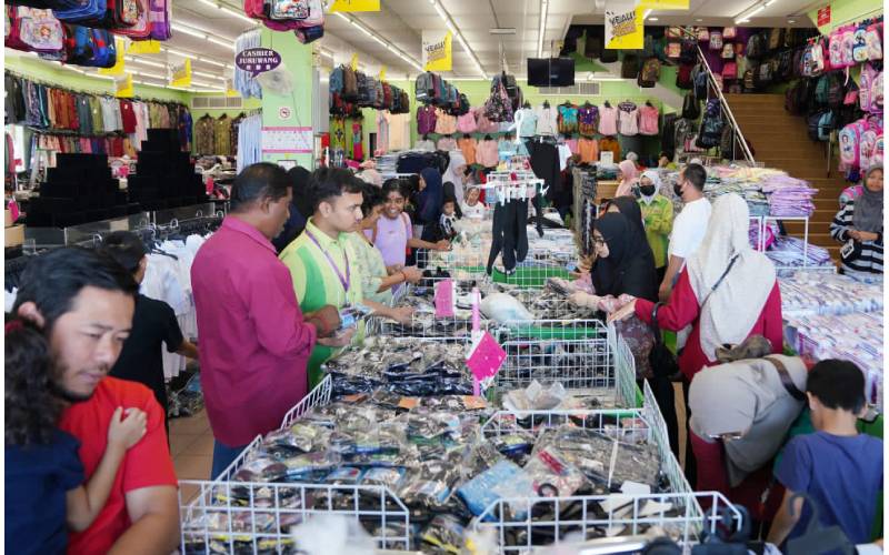 Pusat Pakaian Hari-Hari menjadi destinasi pilihan dengan menawarkan pakaian sekolah berkualiti pada harga berpatutan.