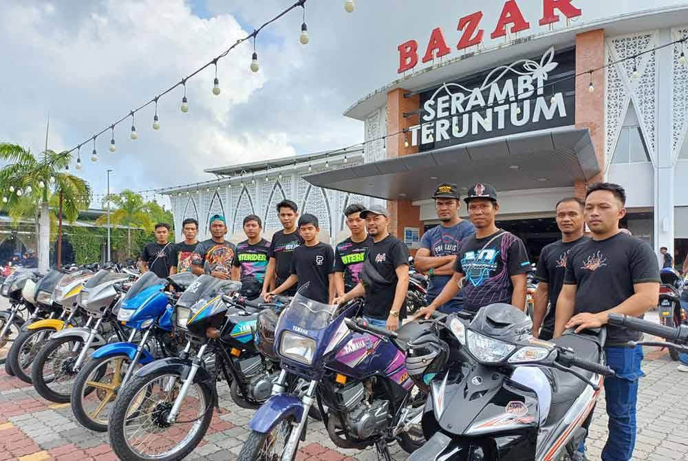 Mohd Amin (tiga, dari kiri) konvoi bersama rakannya dari Kelantan ke Serambi Teruntum bagi hadiri program RXZ Fighter pada Sabtu.