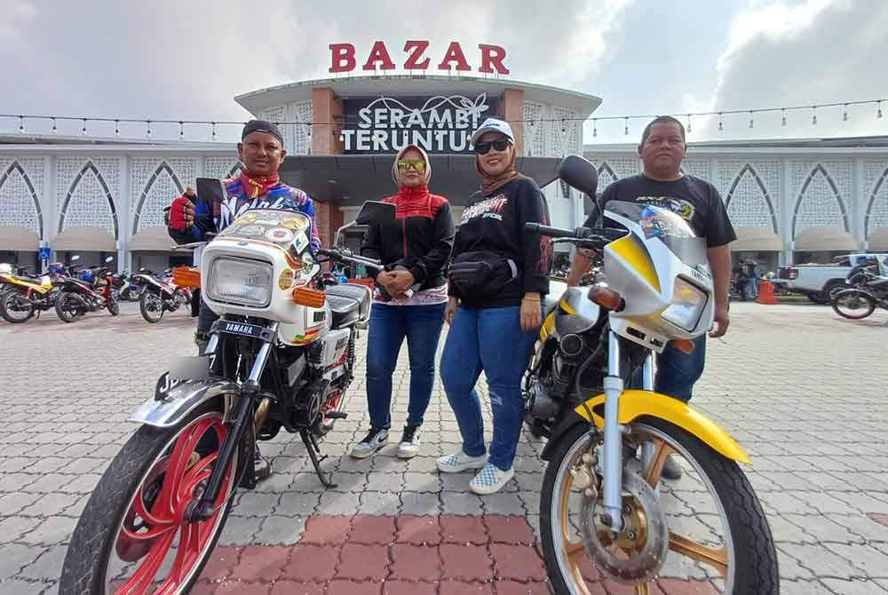 Yusman (kiri) dan Azrani dari Gemas, Negeri Sembilan tiba di Serambi Teruntum pada 11 pagi, Sabtu.