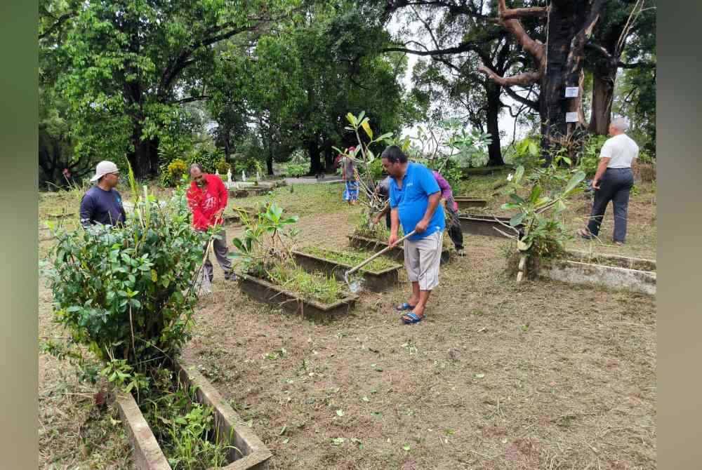 Tradisi bagi penduduk di Kampung Merchang dekat sini bergotong-royong membersihkan kubur menjelang Ramadan